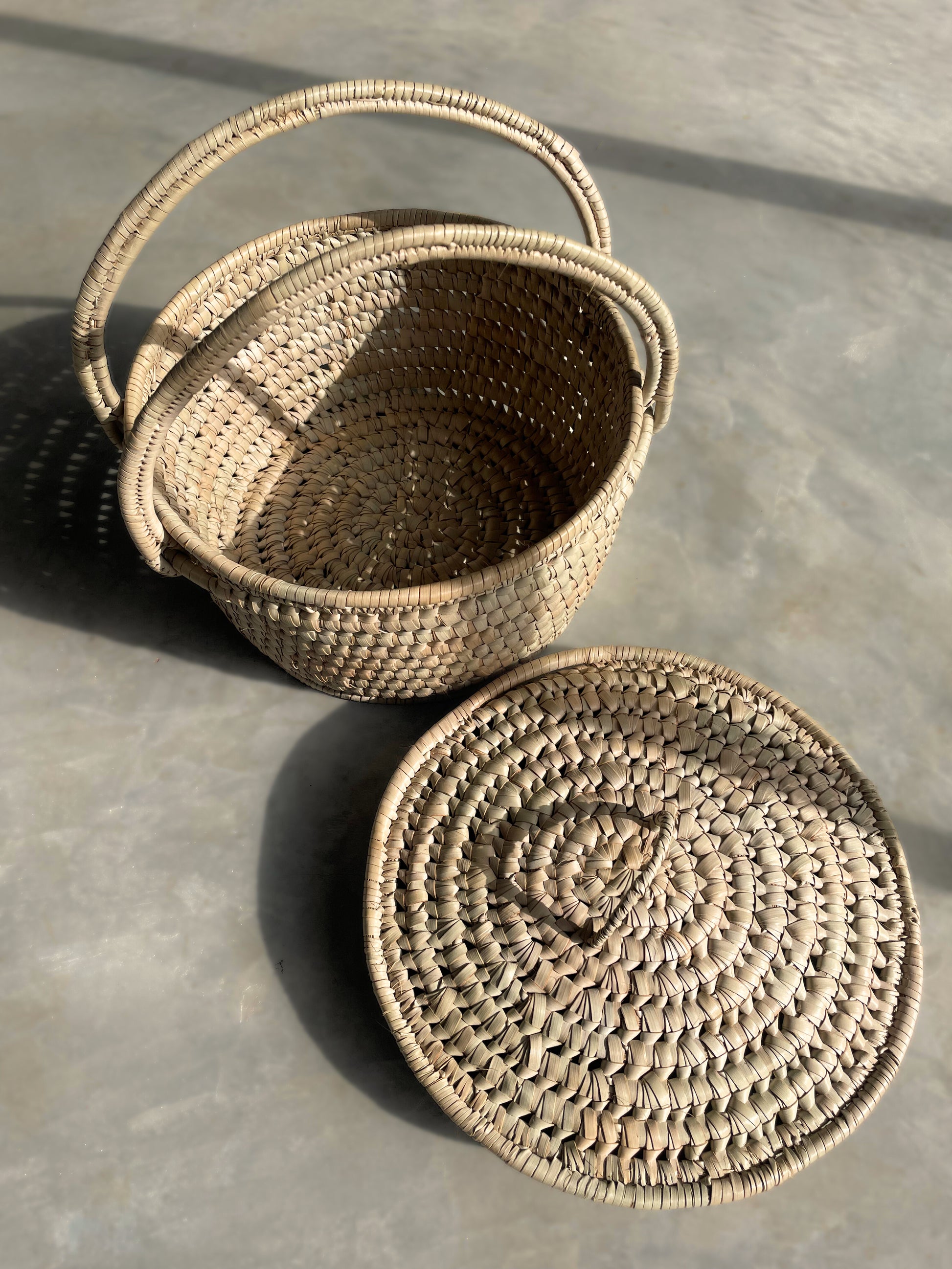 Picnic basket robust sturdy with lid 