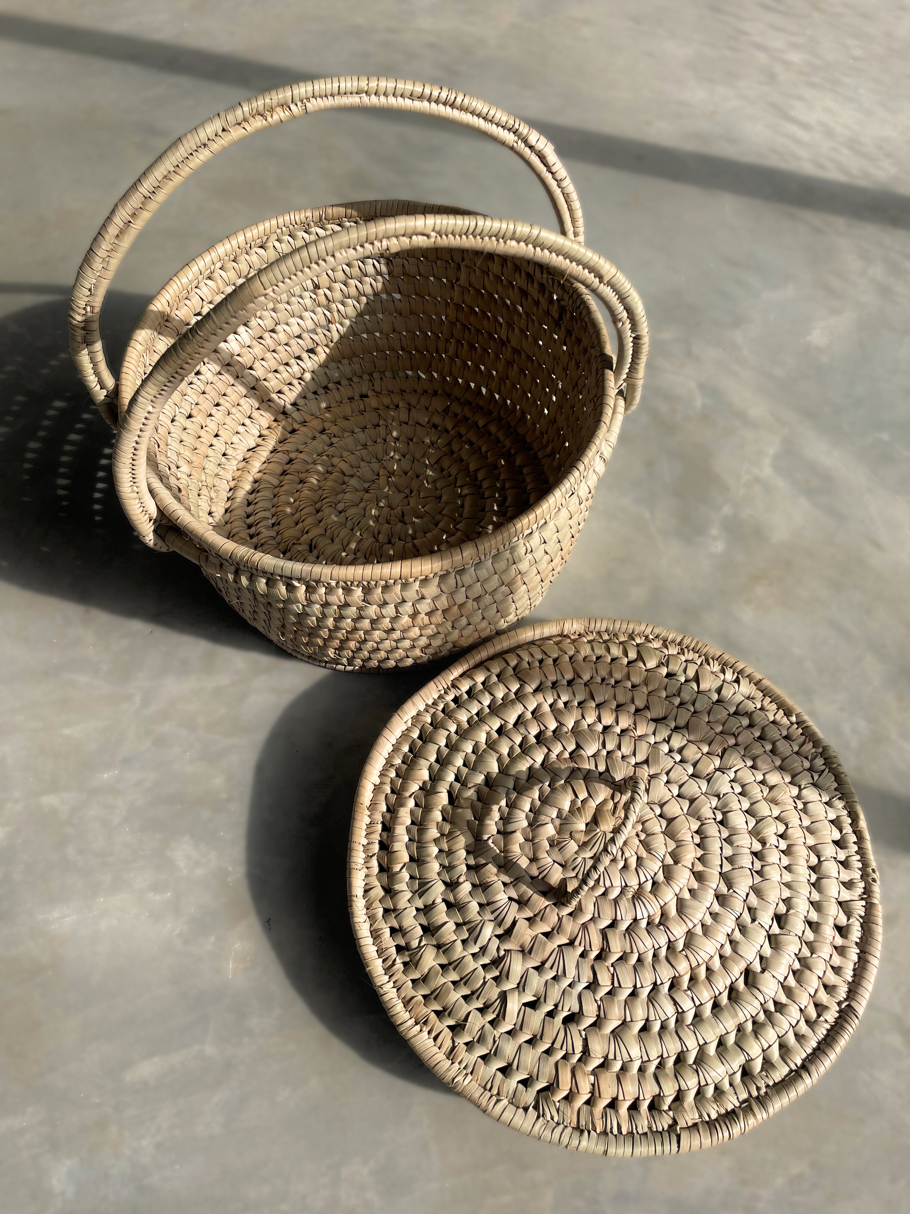 Picnic basket robust sturdy with lid 