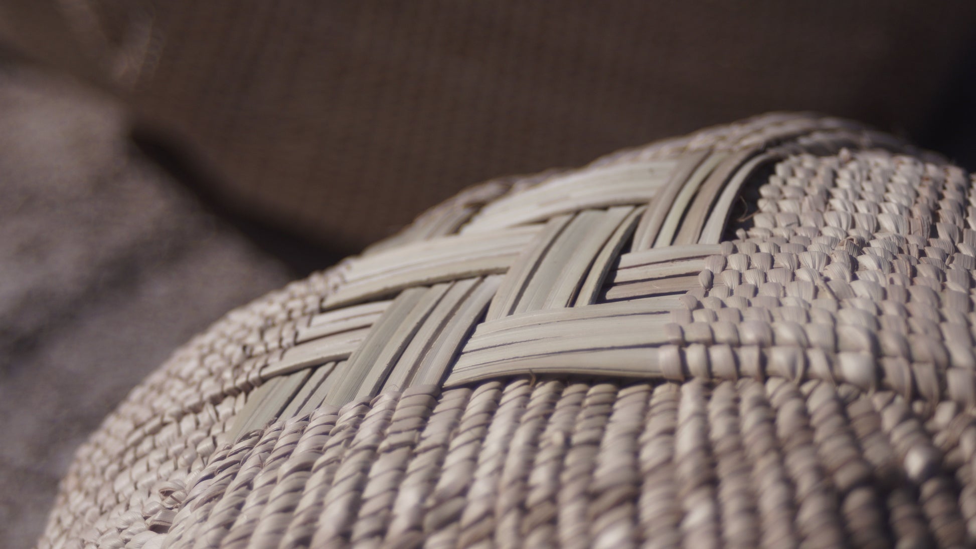 Close-up of the garlic gourd's bottom showcasing the weavers