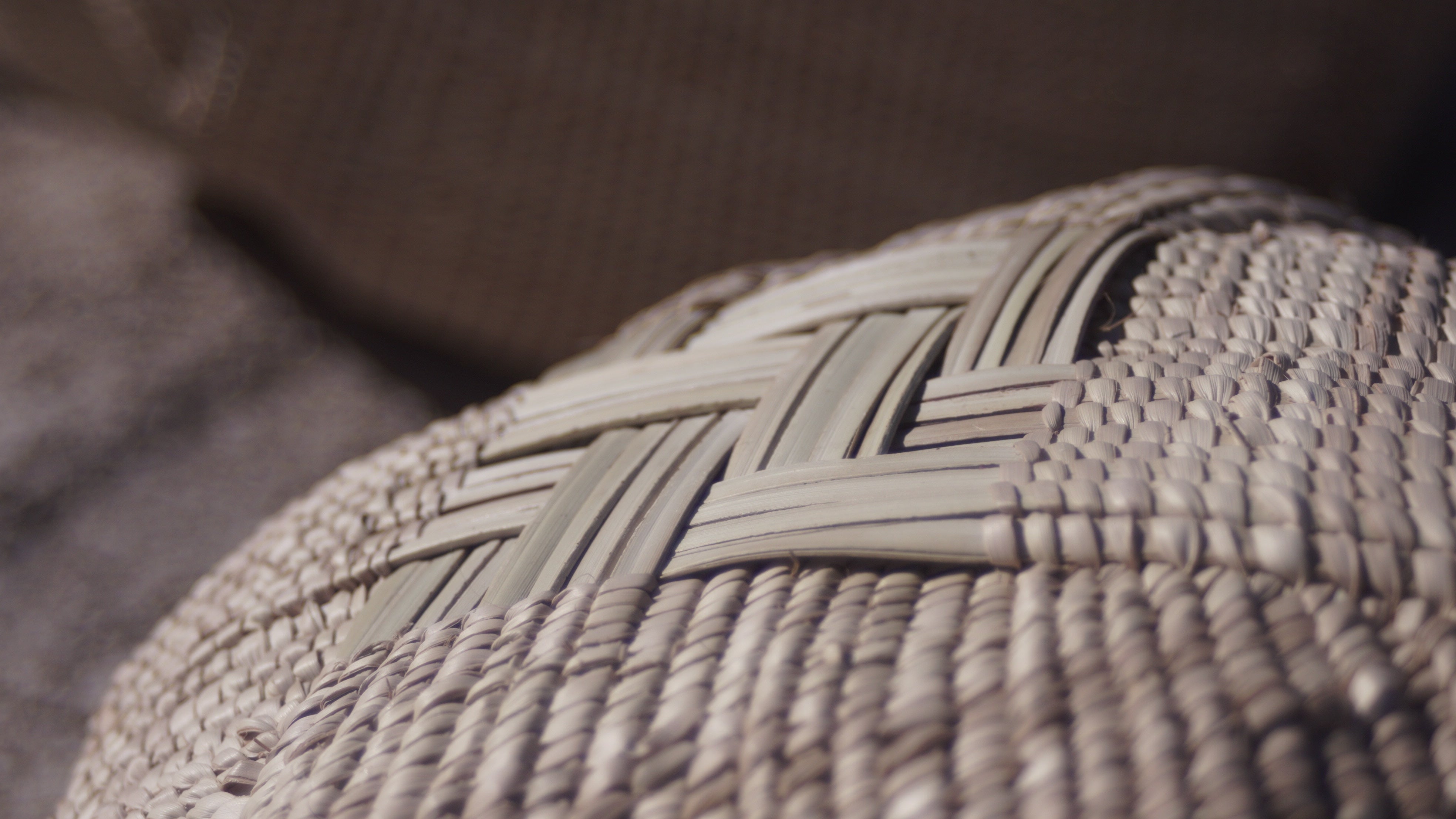 Close-up of the garlic gourd's bottom showcasing the weavers